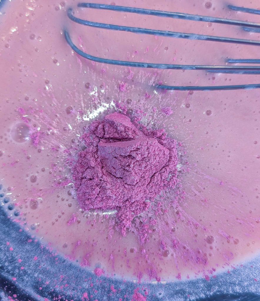ajout des colorants dans la mousse de douche